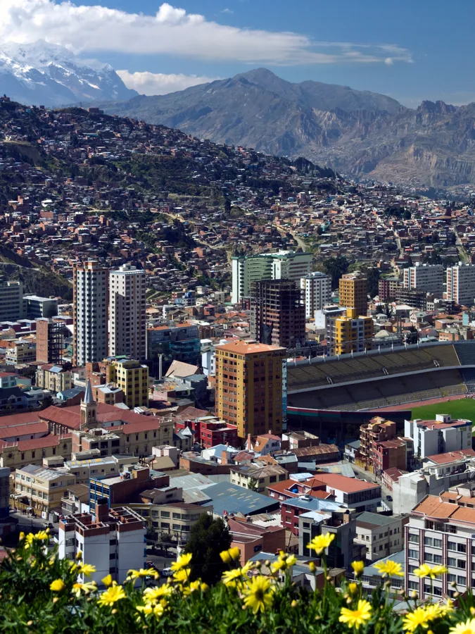 Vista de La Paz con el nevado Illimani de fondo