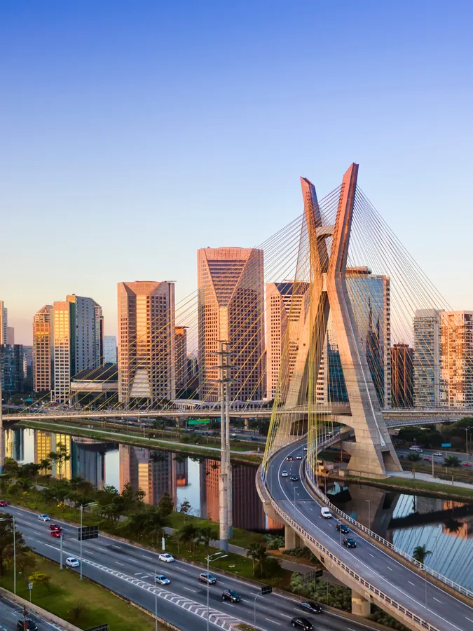 Puente Octávio Frias de Oliveira y skyline de São Paulo