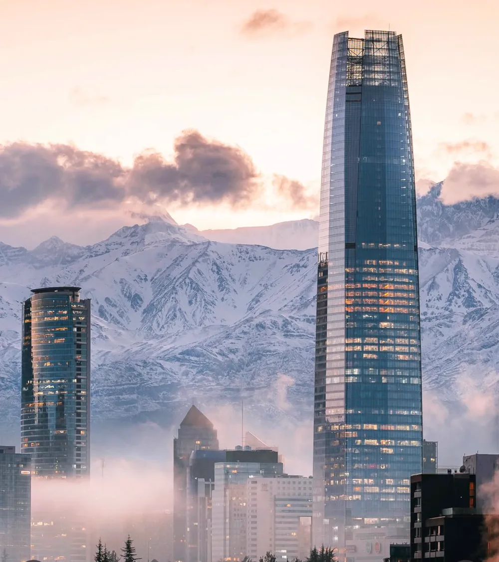 Torre Costanera Center sobre la cordillera de los Andes, Santiago