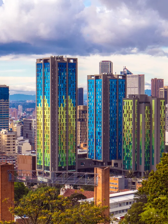 Skyline de Bogotá con edificios residenciales de colores