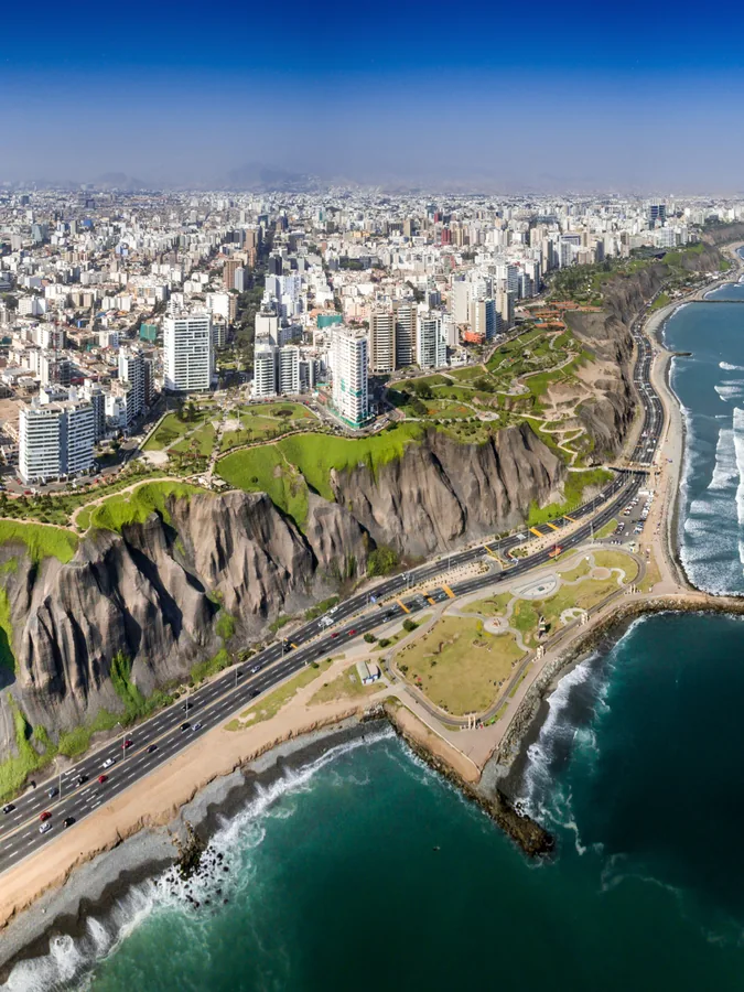 Vista aérea del malecón de Miraflores y el litoral de Lima