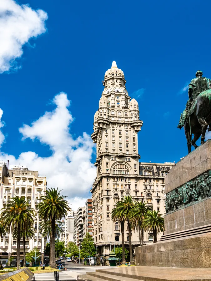 Palacio Salvo y monumento a Artigas en la Plaza Independencia de Montevideo