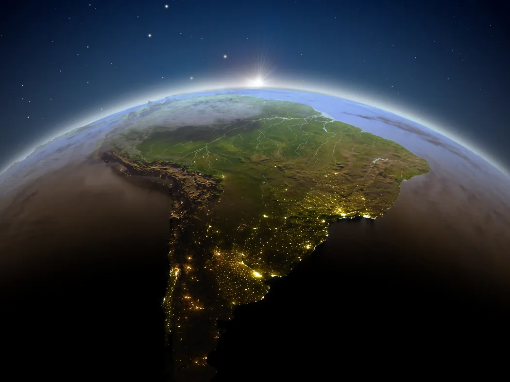 Vista satelital de Sudamérica de noche, con Chile y la región iluminados